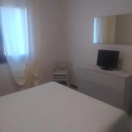 Alfredo And Anna Little House's Apartment